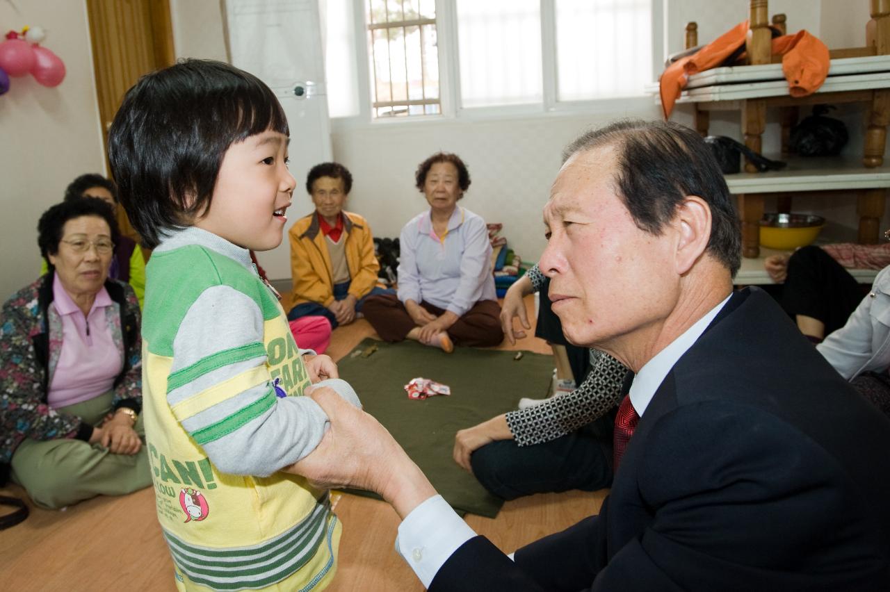 어린아이의 손을 잡으시는 시장님