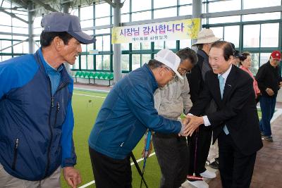 회원분들과 악수를 나누고 계신 시장님1