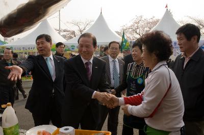 아주머니와 악수를 나누시는 시장님1