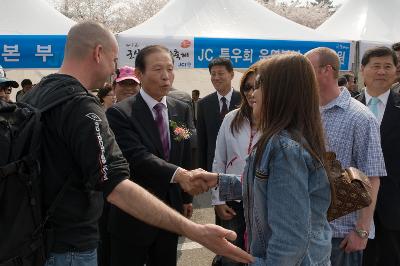 쌀문화 축제에 온 관광객들과 악수를 나누시는 시장님3