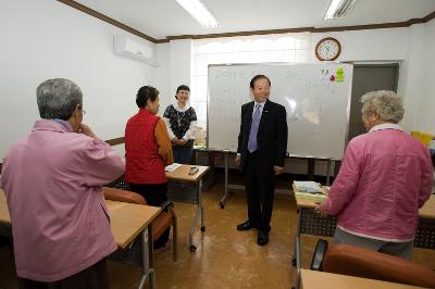 할머니와 대화 중인 시장님2