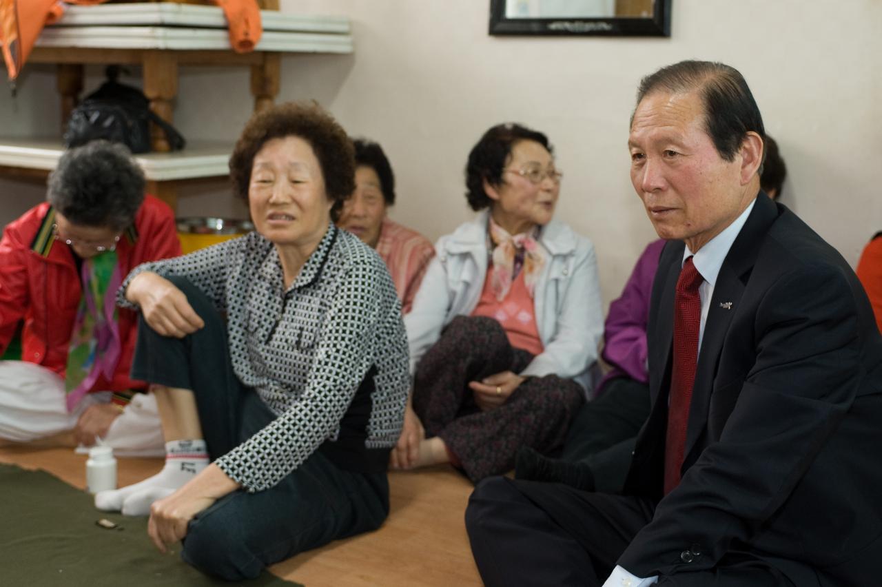 시장님과 대화하시는 할머니1