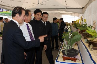 화초를 보고계신 시장님2