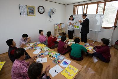 할머님들과 함께 박수를 치고 계신 시장님