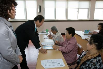 할머님과 대화중이신 시장님1