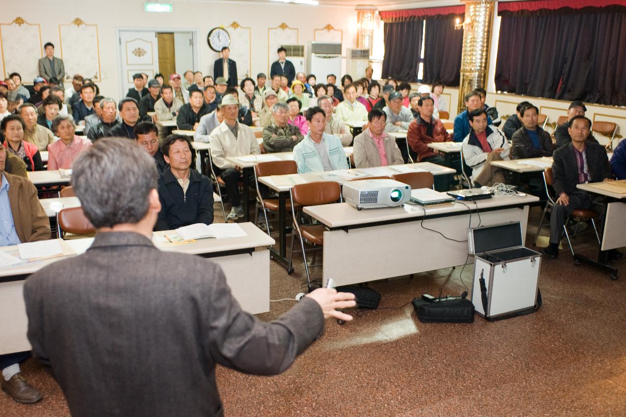 열심히 설명 중이신 교수님과 수강생들