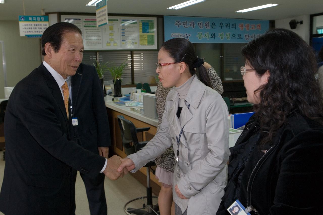 개정동 직원분들과 악수를 나누는 시장님2