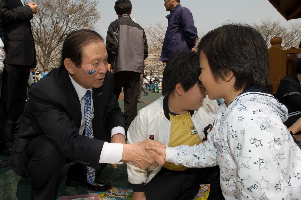 아이와 악수를 나누는 시장님2