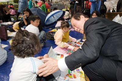 아이와 대화를 나누고 계신 시장님2