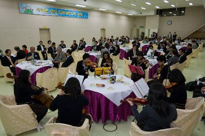 간담회 축하 연주중인 바이올린 악단