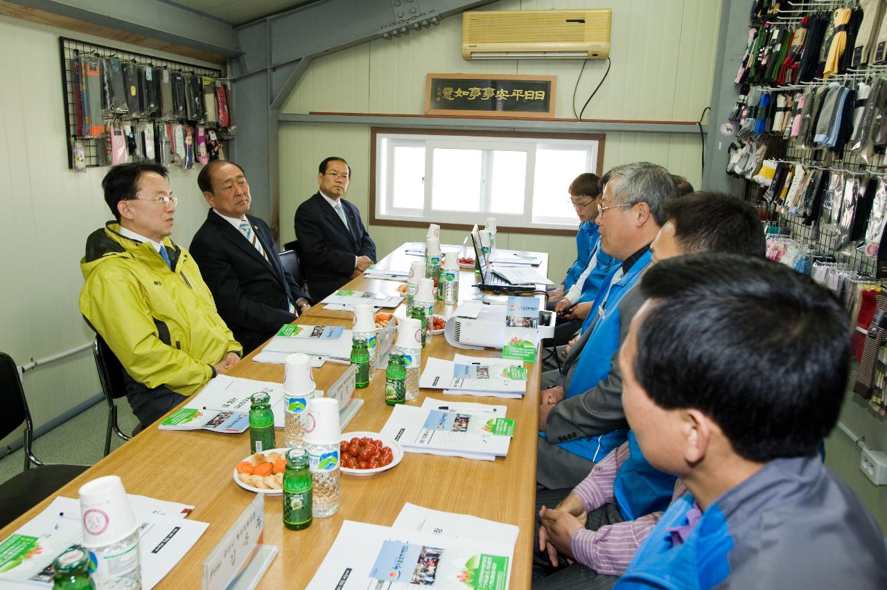 임원님들과 대화중이신 도지사님2