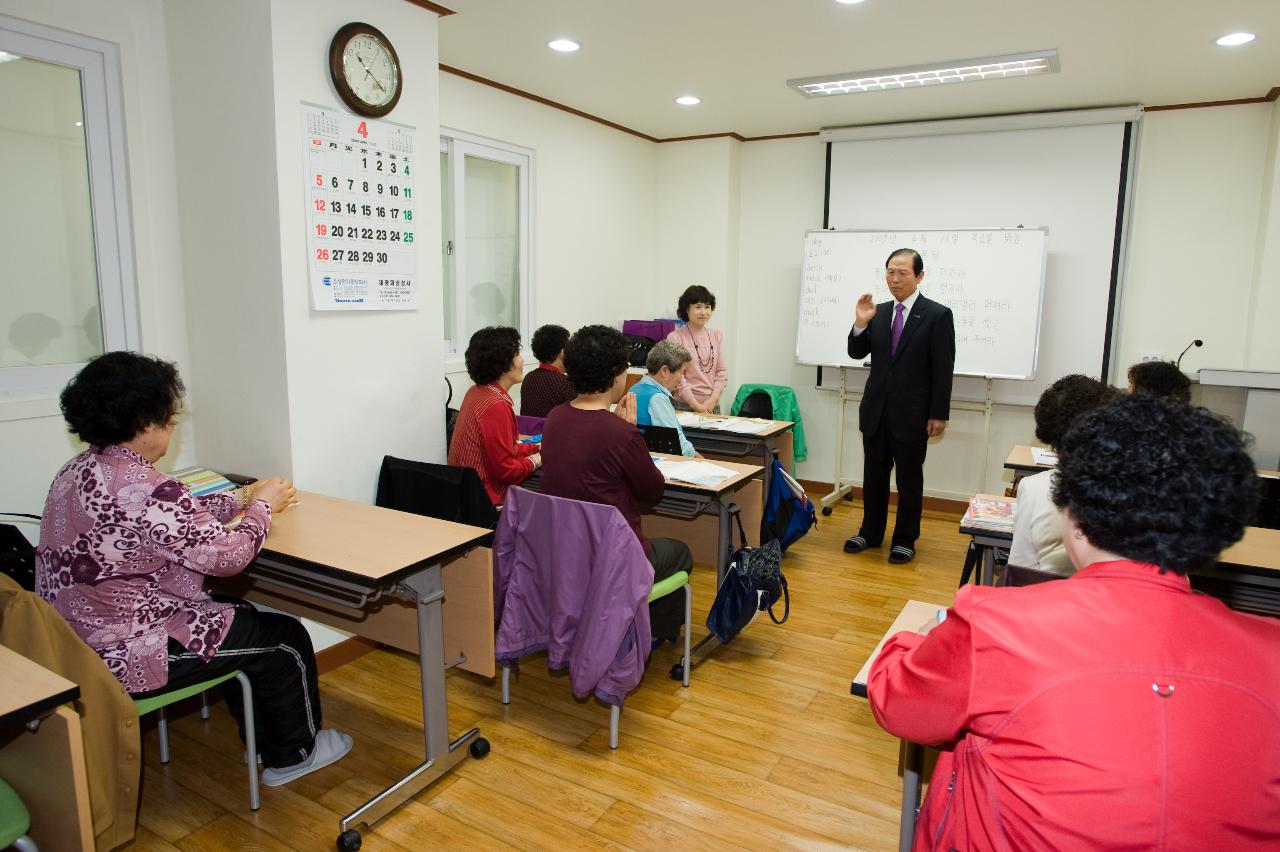 할머님들과 대화를 나누시는 시장님1