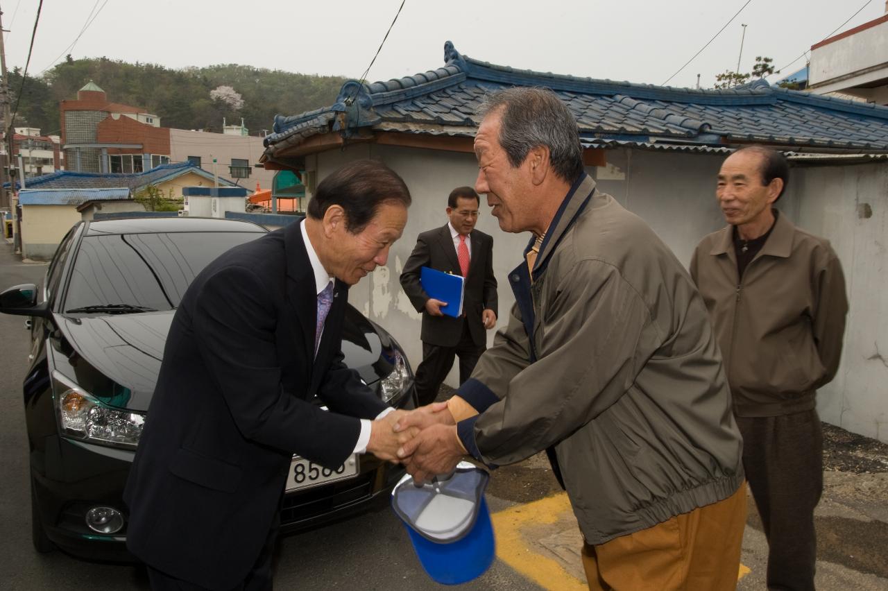 주민분과 악수를 나누시는 시장님