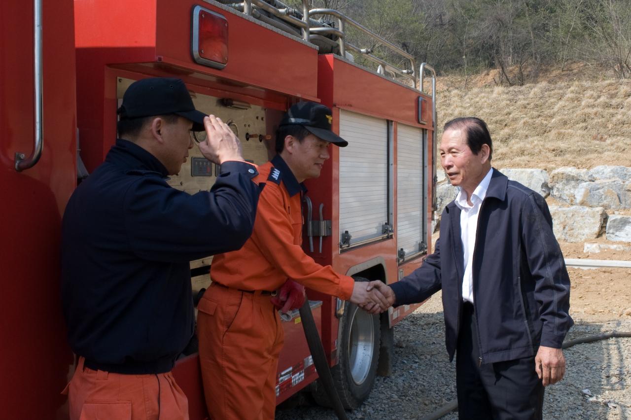 소방관들과 악수를 나누시는 시장님