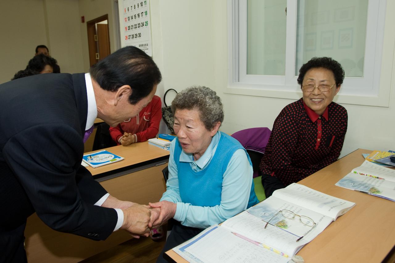 할머님과 악수를 나누시는 사장님1