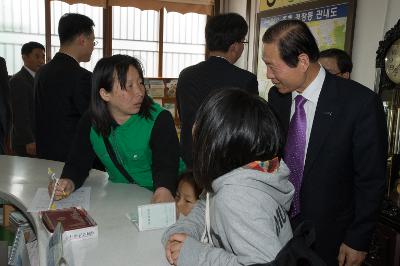 주민분들과 대화를 나누시는 시장님1