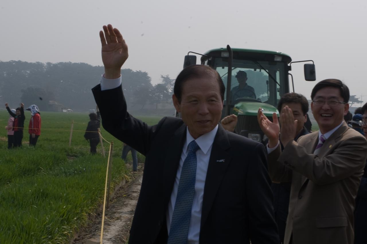 손을 들어 인사를 하고 계신 시장님