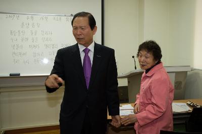 할머니와 나란히 서계신 시장님