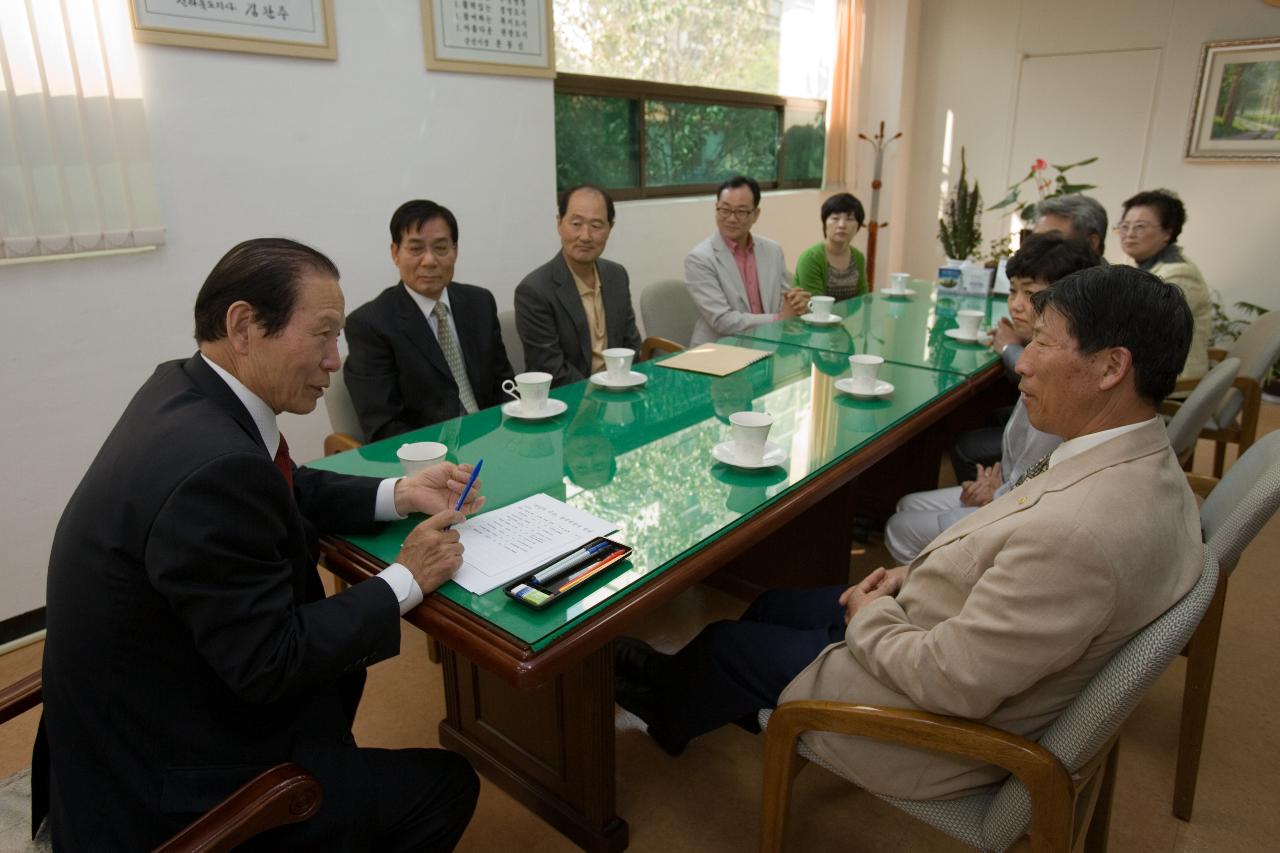 의원분에게 말을 하시는 시장님의 모습