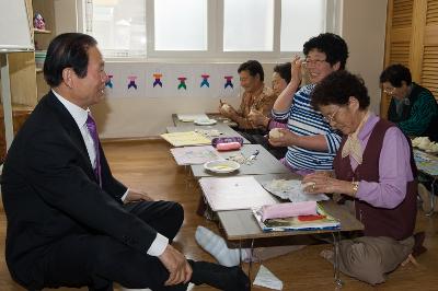 주민분들과 대화를 나누시는 시장님