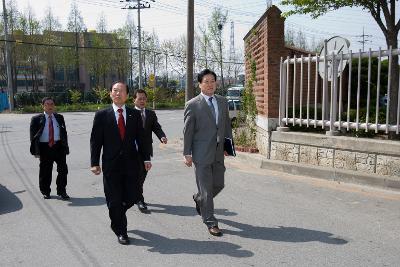 방문을 하기위해 걷고계신 시장님과 의원님의 모습2