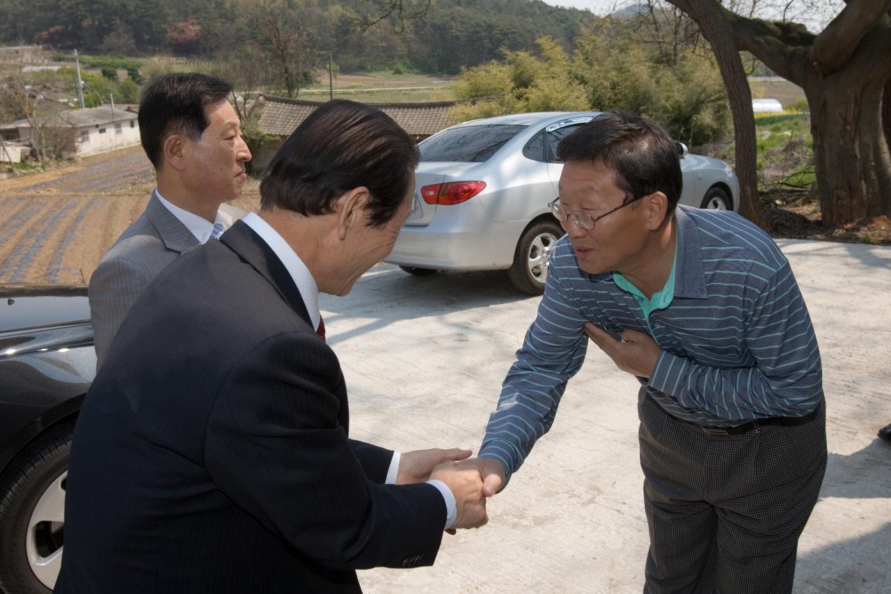 주민분들과 악수를 나누시는 시장님1