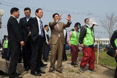 시장님께 설명 중이신 의원님