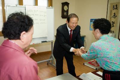 할머님과 악수를 하는 시장님