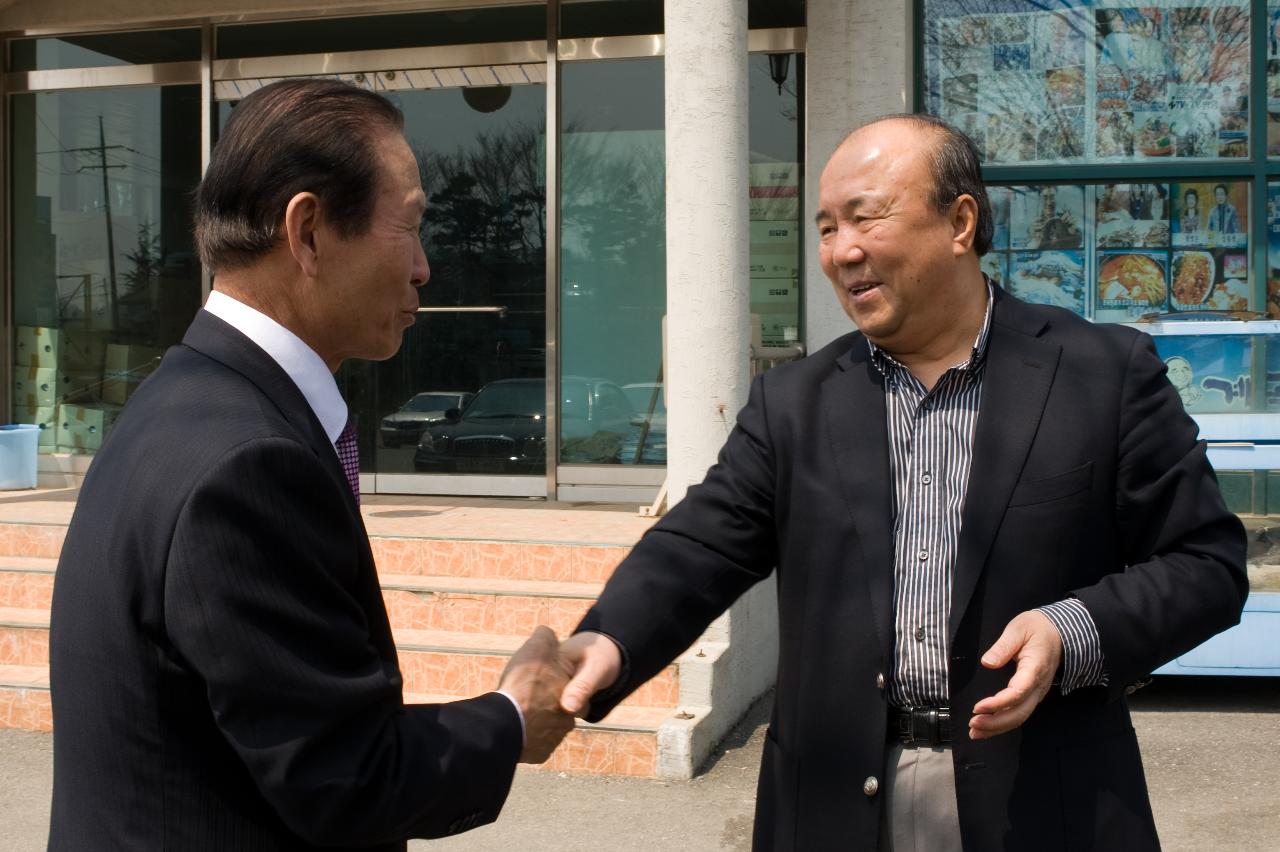 장관님과 악수중이신 시장님2