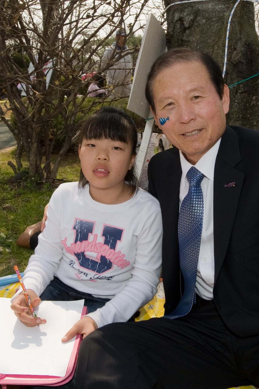 아이와 기념 사진 촬영 중이신 시장님1