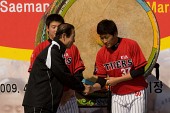 시장님과 악수를 하는 기아 야구 선수들2사진(00064)