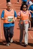 열심히 달리고 있는 외국인 부부사진(00220)