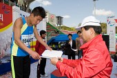 상장을 받는 모습의 완주자들1사진(00331)