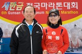 시장님과 기념사진촬영을 하는 완주자사진(00397)