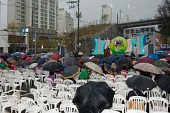 연설 중이신 시장님.비가와도 우산을 쓰며 모여있는 관객들1사진(00001)