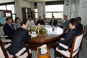 의원님들과 대화를 나누고있는 시장님2사진(00005)
