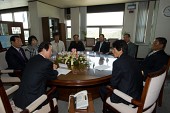의원님들과 대화를 나누고있는 시장님3사진(00006)