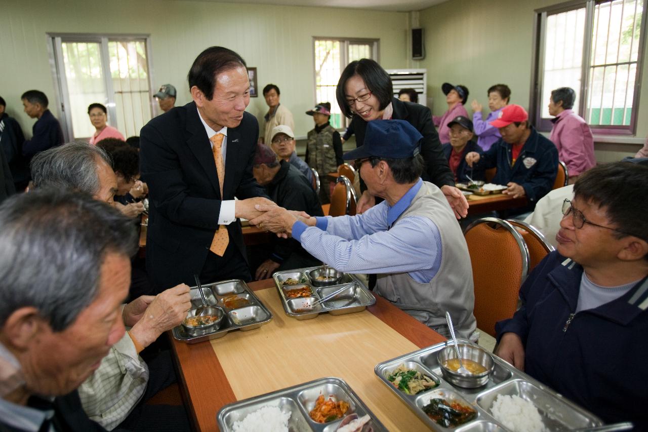 할아버님과 악수를 나누는 시장님