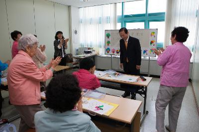 인사를 하시는 시장님에게 박수를 치시는 할머님들