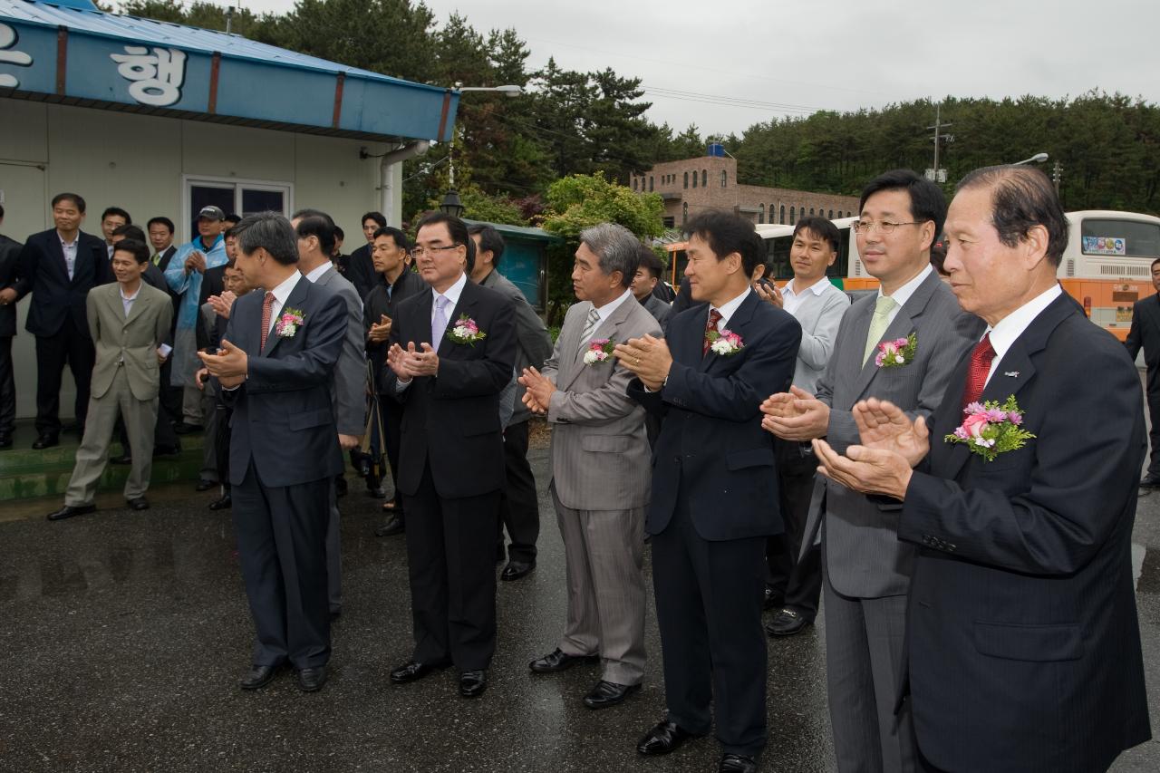 축하의 의미로 박수를 치시는 시장님과 의원님들