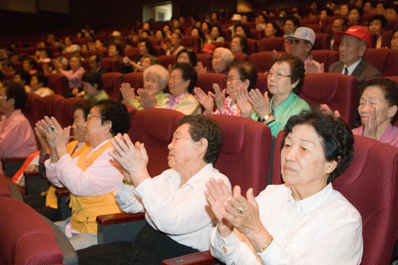 박수를 치시는 관객분들