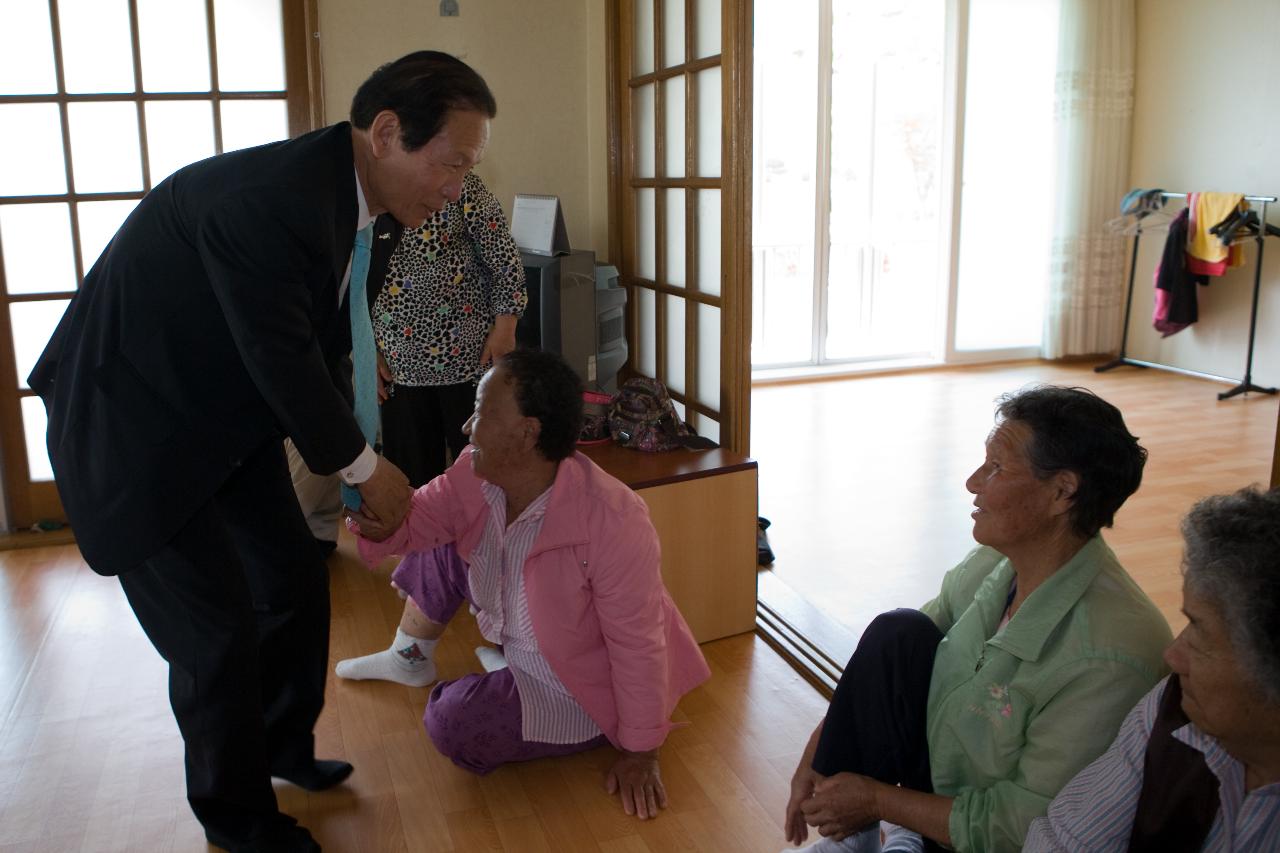 할머님과 악수를 나누시는 시장님