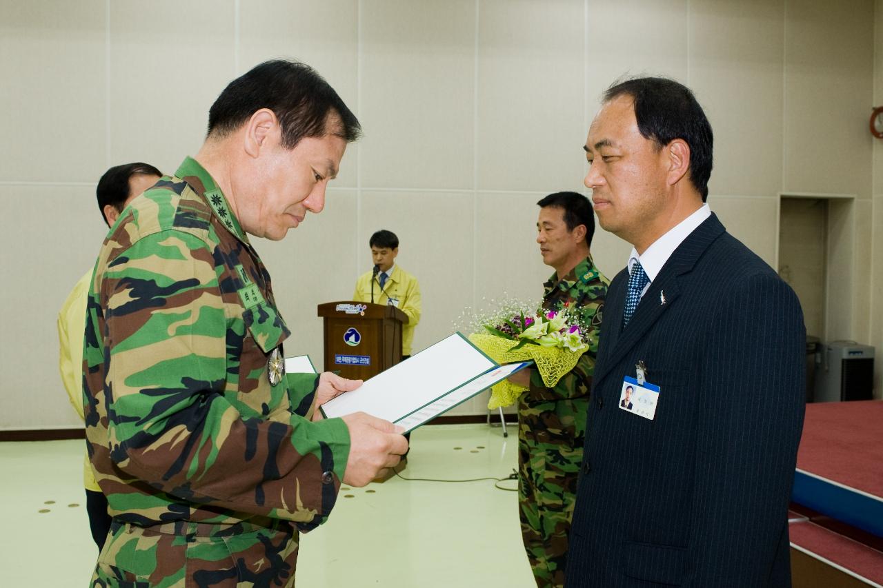 상장을 수여받고 계신 의원님1