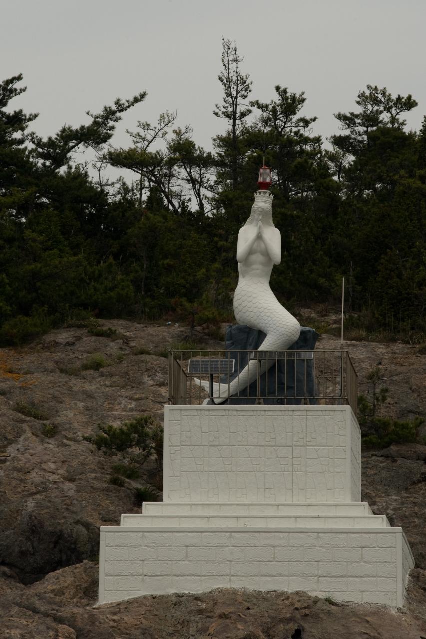 인어가 기도하고 있는 모습의 독특한 선유도 등대1