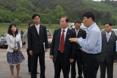 시장님께 설명을 드리는 대표님의 모습