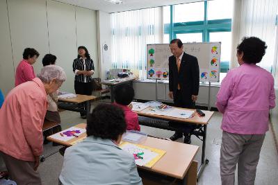 할머님들께 인사를 하시는 시장님