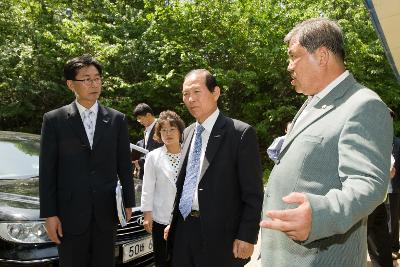 현장을 둘러 보실려는 시장님의 모습1