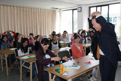 주민분들과 머리위로 하트를 그리는 시장님