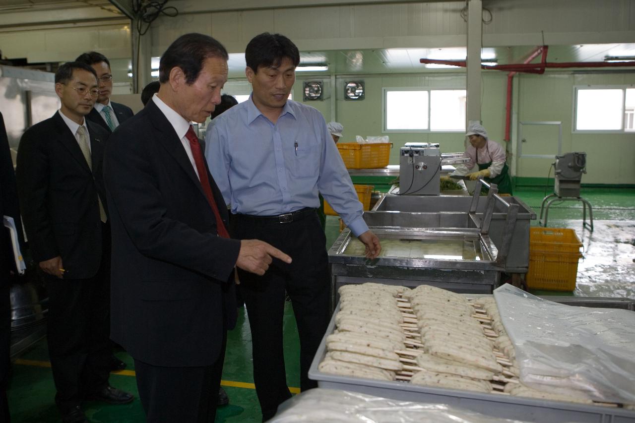 핫바를 보며 질문을 하시는 시장님의 모습1