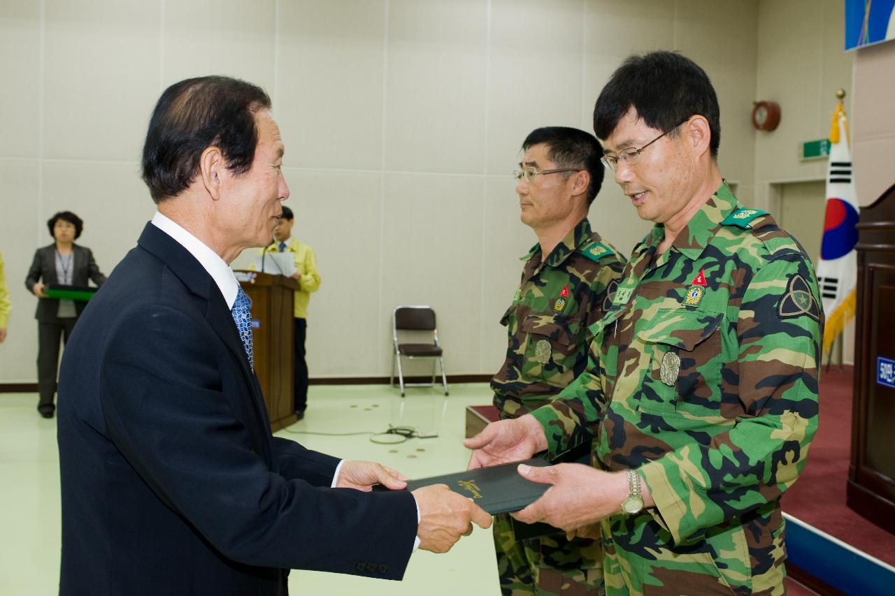 장병분들께 직접 수상을 하시는 시장님의 모습3